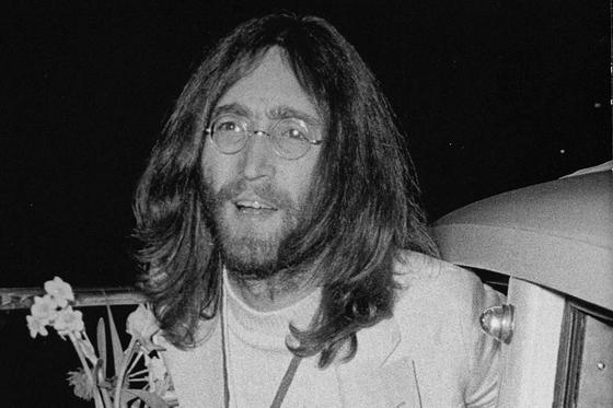 Elárverezésre kerül John Lennon egy különleges levele, amelyet Eric Claptonnak írt 1971-ben. Ez a ritka dokumentum nem csupán a zene történetének egy fontos darabja, hanem betekintést nyújt a két ikonikus művész barátságába és kreatív folyamatába is. A le