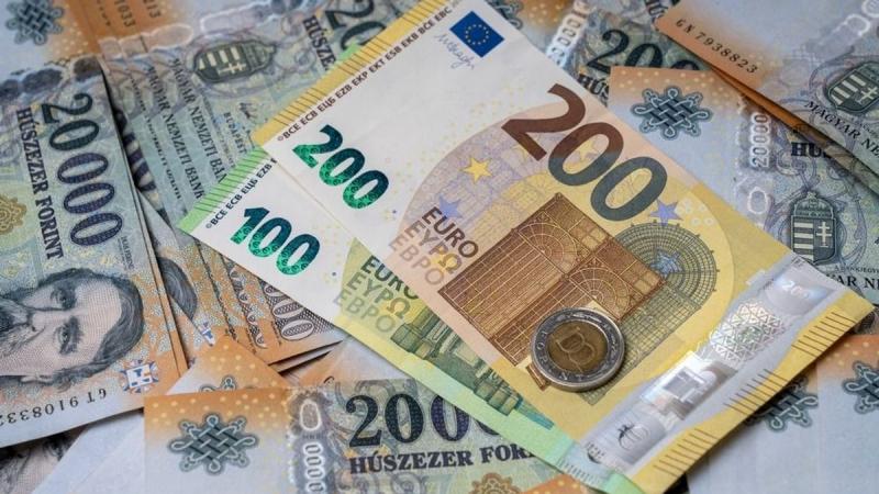 A forint továbbra is gyenge teljesítményt mutat, hiszen az euró már a 412-es szint közelében jár - tájékoztat a Világgazdaság.