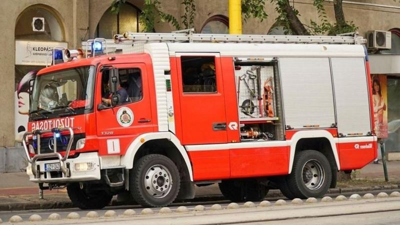 Az M44-es útszakaszát lezárták, miután két gépjármű összeütközött.