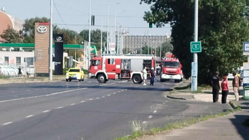 Az ütközés következtében gáz szabadult fel, így a hatóságok azonnal lezárták a százméteres környéket a biztonság érdekében.