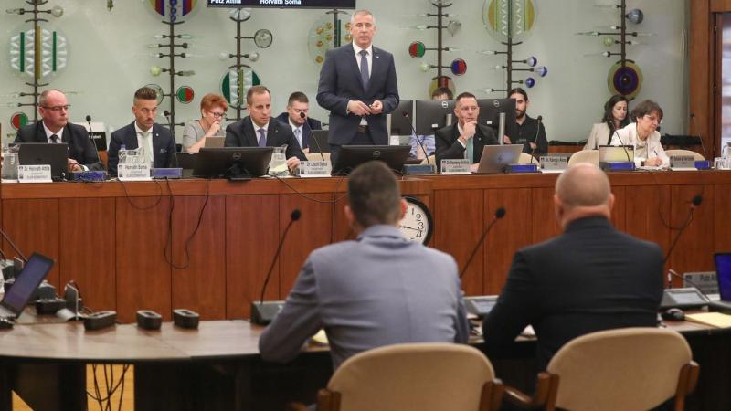 Szombathelyen emelkednek az önkormányzati lakbérek, ami új kihívások elé állítja a helyi lakosokat. Az új díjszabás hatással lesz a város lakhatási helyzetére, és sokak számára megfontolásra készteti a jövőbeli terveiket. A városvezetés célja, hogy fennta