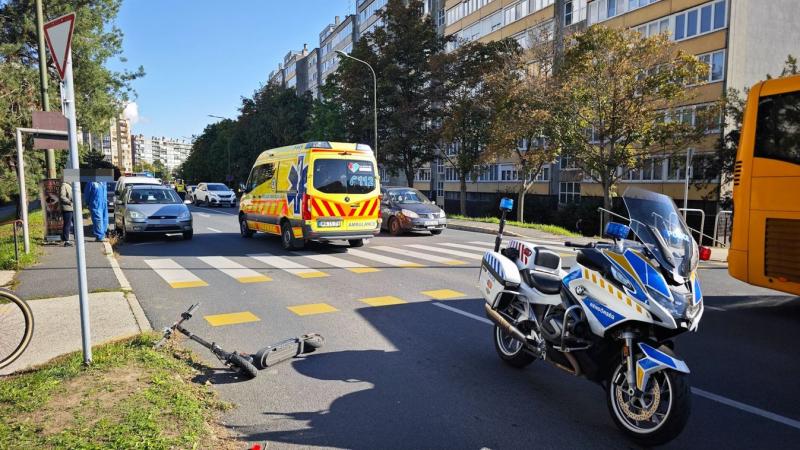 Súlyos baleset történt Szombathelyen, ahol egy roller és egy személyautó ütközött össze. A baleset következményei aggasztóak, és a helyszínen lévő fotók is tükrözik az esemény súlyosságát. A rendőrség és a mentőszolgálat azonnal a helyszínre érkezett, hog