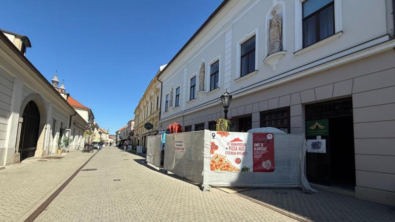 Eger városában újabb étteremlánc bontogatja szárnyait, méghozzá egy híres cukrászda helyén. A helyszín különleges jelentőséggel bír, hiszen a korábbi cukrászda sokak kedvencének számított. Az új étterem várakozással teli izgalommal lép a porondra, és remé