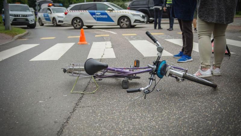 A kerékpáros balesetet szenvedett, amikor átrepült az autó motorháztetőjén – a vétlen sofőr sajnos a kerékpáros figyelmetlensége miatt került nehéz helyzetbe.