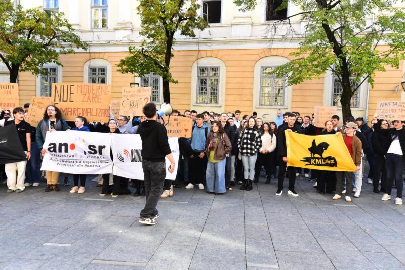 Diáktüntetés a CREIC/TEAM Kampusz költöztetése ellen

A diákok összefogtak, hogy hangot adjanak ellenérzéseiknek a CREIC/TEAM Kampusz költöztetése miatt. A rendezvény célja, hogy felhívja a figyelmet a változtatás következményeire, és megvédje a közösségi