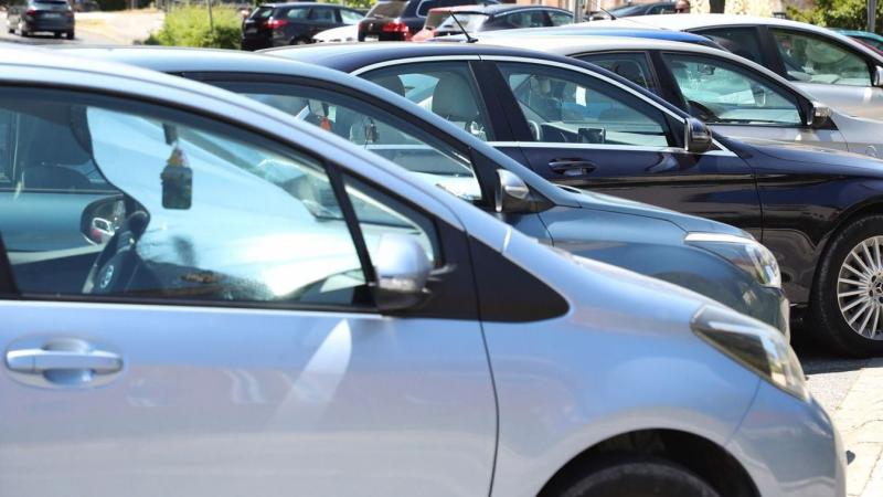 Hogyan is szabadulhatna ki a busz ebből a helyzetből? A debreceni parkolási kultúra igencsak kreatív módon idézi fel a gyerekkori tologatós kirakóinkat.