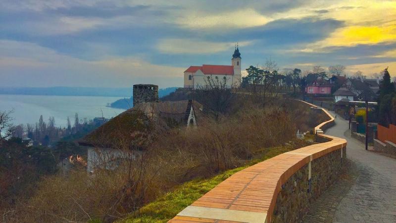 Fedezd fel Tihany őszi csodáit, ahol a levendula illata és a nap aranyló fénye álomszerű légkört teremt. Az őszi táj színes palettája, a hűvös szellő és a természet zsongása egyedülálló élményeket kínál. Merülj el a hely varázsában, és tapasztald meg a pi