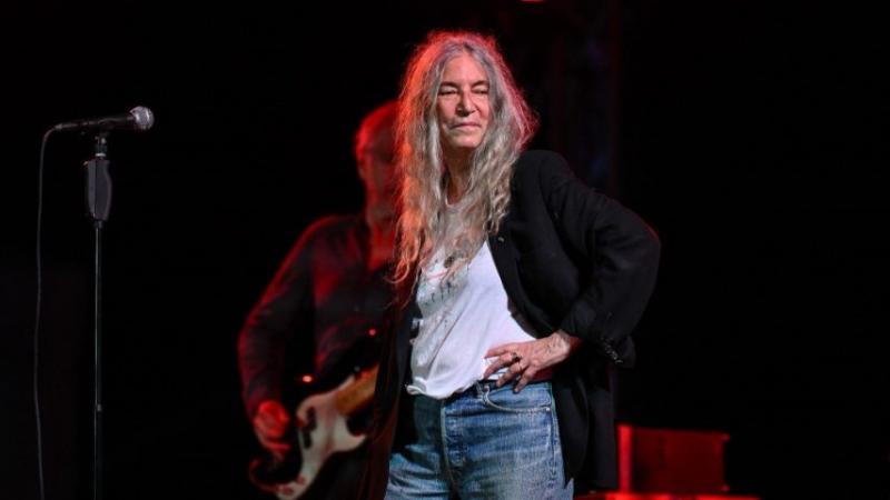 Patti Smith különleges élményt nyújtott a közönségnek, amikor felolvasott Krasznahorkai László New York-i könyvbemutatóján. Az esemény nem csupán egy könyv debütálása volt, hanem egy találkozás a művészetek világában, ahol a költészet és a próza találkozo