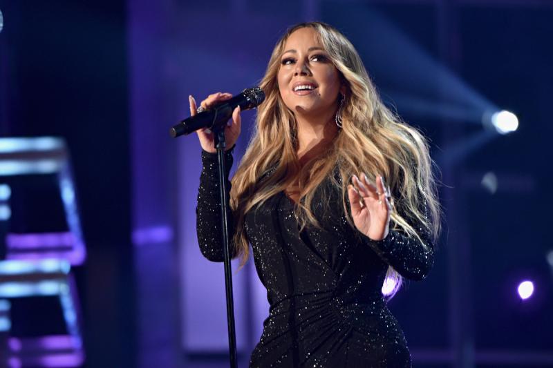 Mariah Carey legemblematikusabb színpadi öltözetei: a karácsonyi dalok varázsa nélkülük elképzelhetetlen.