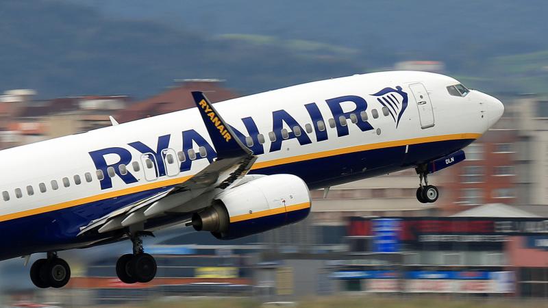 A GPS-jelek zavarba hozhatták a pilótákat, amikor egy Ryanair járat megszakította a leszállási manőverét. A háttérben Oroszországot gyanítják a történtek mögött.