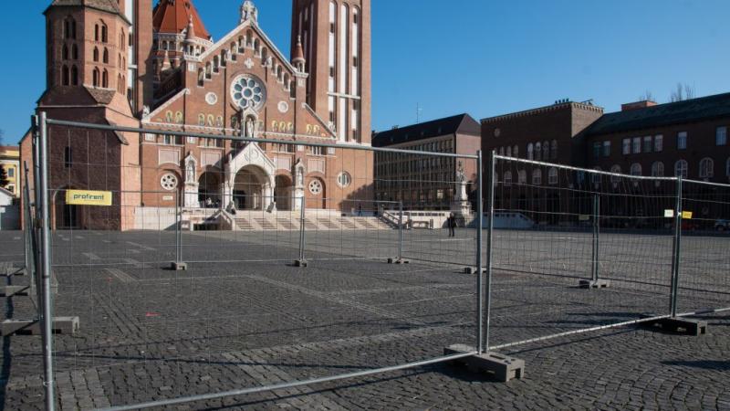 A szegedi Dóm téren 30 méter széles gödröket ássanak, ami izgalmas változást hoz a terület életébe. A munkálatok célja, hogy új lehetőségeket teremtsenek a város számára, és friss színeket vigyenek a tér hangulatába. A gödrök mélyítése során számos érdeke