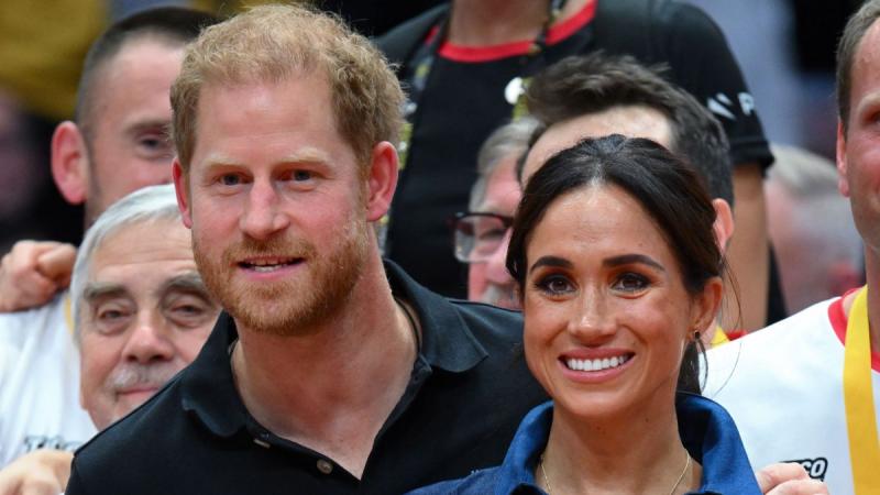 Friss képek érkeztek Archie-ról és Lilibetről, amelyek megmutatják, mennyire hasonlítanak Harry herceg és Meghan Markle gyermekei szüleikre. A fotók valóban lenyűgözőek, hiszen a kicsik arcvonásai és mosolyai egyértelműen visszatükrözik a hercegi pár jell