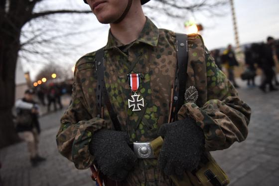 Novák Előd javaslata szerint február 11-e a Becsület emléknapjává válna, amelynek keretében az iskolákban is megemlékezéseket szerveznének. Ezzel a kezdeményezéssel szeretnék hangsúlyozni a becsület és tisztesség fontosságát, és a fiatalok számára is átad