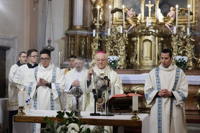 **Remény és Belső Erő: Ima a Betegekért és az Egészségügyi Szolgálatért**

Az élet néha nehéz próbák elé állít bennünket, amikor a betegség árnyéka ránk vetül. Ilyenkor fontos, hogy szívünkben megőrizzük a reményt és a lelki erőt. Az alábbiakban egy imát 