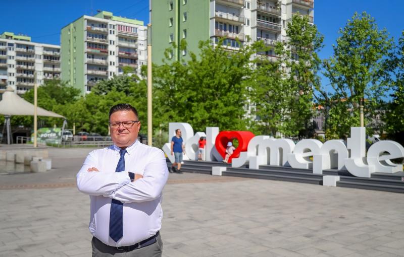 Tömör-Tones Zsolt kifejezte felháborodását azzal kapcsolatban, hogy ha valaki betörés áldozatává válik, és ezt követően értesíti a hatóságokat, azok hetekig vagy akár hónapokig is tétlenek maradnak. Az ilyen helyzetek elfogadhatatlanok, hiszen a sértettek