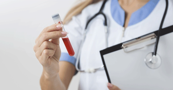 A disszeminált intravaszkuláris koaguláció (DIC) egy komplex és súlyos állapot, amely a véralvadási rendszer zavarát jelenti. E folyamat során a kis erekben kóros vérrögök képződnek, ami a vérellátás csökkenéséhez és a szövetek oxigénhiányához vezethet. A