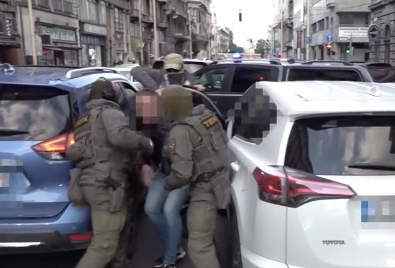 Videón látható, ahogyan a TEK munkatársai elfogják az ukrán kém gyanúsítottat a Ferenciek terén. | szmo.hu