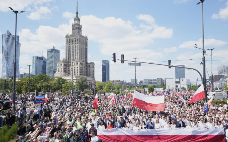 Lengyel elnökválasztás - A két fő jelölt támogatóinak tömege vonult fel Varsó szívében, két párhuzamos menetben megmutatva politikai elkötelezettségüket.