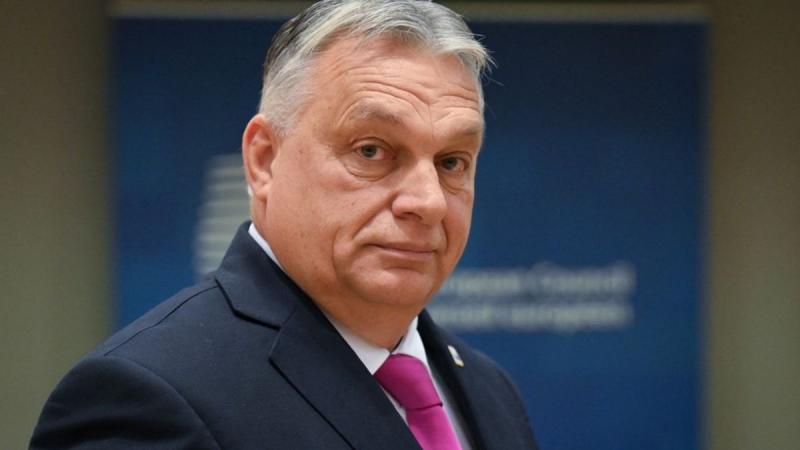 A képen jól látható, hogy a NATO-csúcson minden szem Orbán Viktor felé fordult! Az érdeklődés középpontjában a magyar miniszterelnök áll, ami aláhúzza a politikai események iránti fokozott figyelmet.