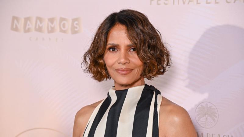 Halle Berry a sivatag forróságában megdöbbentette rajongóit, amikor ruhájától megfosztva mutatta meg lenyűgöző alakját. A fotón a sztár magabiztosan pózol, bizonyítva, hogy a hőség nem akadályozza meg a szépségét és vonzerejét. FOTÓ - Life