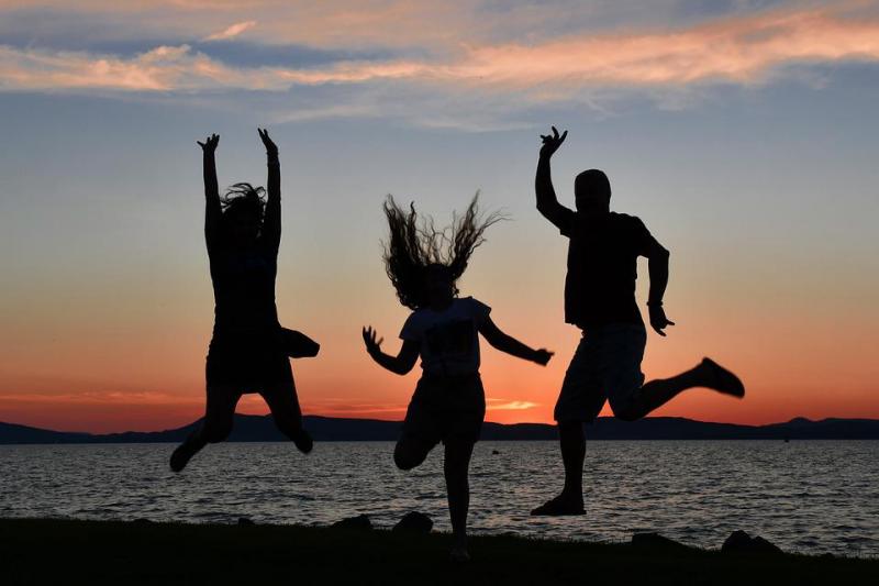 A hétvégén özönlenek az emberek a Balatonhoz - mi rejlik a tömeg mögött?