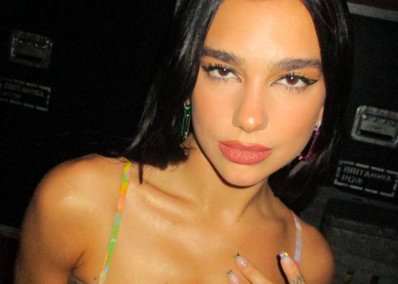 Dua Lipa meglepő módon új állampolgárságot szerzett, és az elnök különleges fogadtatásban részesítette őt. Az énekesnő számára ez egy igazán különleges pillanat volt, amely nemcsak a zenei karrierjét, hanem a kulturális hídépítést is szimbolizálja. Az eln