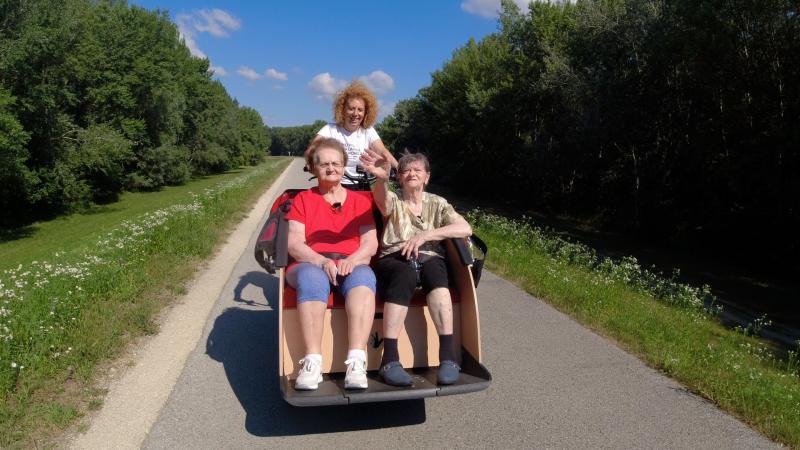 Riksával kalauzolják az időseket, hogy felfedezzék a város szépségeit.