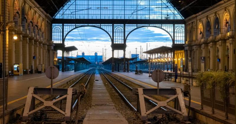 Megkezdődött a Keleti pályaudvar négy héten át tartó felújítása, amely során a híres épület modernizálása és a látogatók kényelmének növelése áll a középpontban. A munkálatok célja, hogy a pályaudvar megőrizze történelmi értékeit, miközben új funkciókkal 