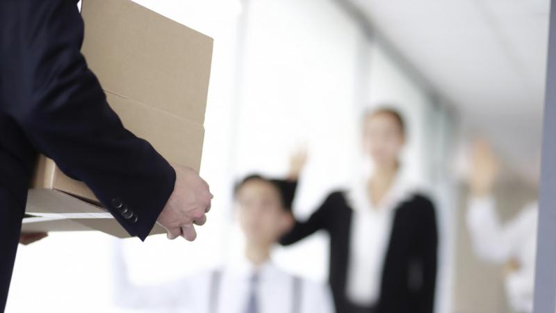 Felforrósodtak a hangulatok a munkahelyeken – vége a nyugodt időknek, készüljetek az asztalok felborítására!