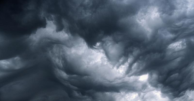 Az égbolt szerdán viharos eseményekkel készül meglepni a vármegyék lakóit: citromsárga riasztást adtak ki, amely figyelmeztet a közelgő zord időjárásra.