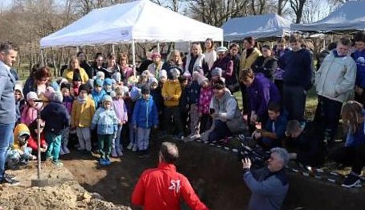 Az Év Talaja 2025 címet a Szada-Székely-kert nyerte el, hiszen a közönség szívéhez legközelebb álló projekt lett. Az Agrárágazat lapjában olvashatunk arról, hogy ez a különleges helyszín nem csupán a természet szépségeivel, hanem a közösségi összefogással