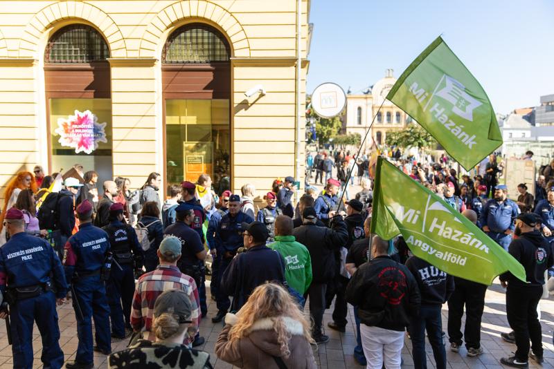 Pécs Pride: A város utcáit ellentüntetők lepték el, miközben az európai parlamenti képviselők sajtótájékoztatóját szélsőjobboldali aktivisták próbálták megzavarni | szmo.hu