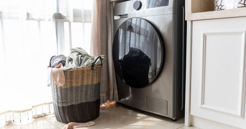 Íme egy hatékony módszer a mosógép alatti kosz eltávolítására: a trükk rendkívül egyszerű!