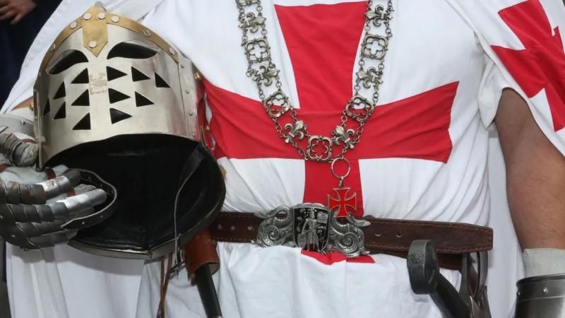 A templomos lovagok története lenyűgöző és ellentmondásos, tele sorsfordító eseményekkel. A 12. század elején, a keresztes háborúk idején jöttek létre, hogy védelmezzék a zarándokokat és a szent helyeket. Bátorságukkal és eltökéltségükkel hamarosan a közé