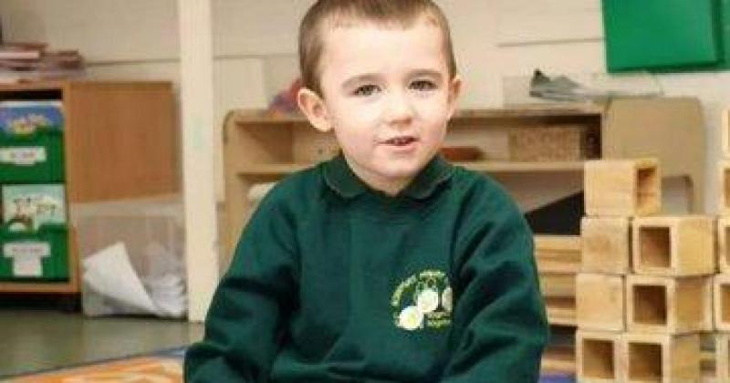 Egy szörnyű tragédia történt: egy édesanya életét vesztette, amikor 5 éves kisfiát megölte. Az eset után hátrahagyott üzenete sokkolta a közvéleményt, és mély fájdalmat ébresztett mindazokban, akik hallottak róla. A történet minden részlete rávilágít arra