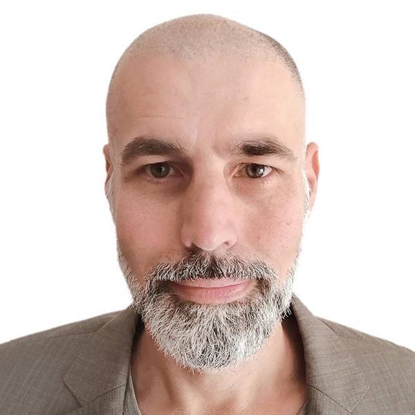 **Egy Csodagyerek Emlékei: Az Álmok Világában**

Mikor visszatekintek gyermekkori éveimre, olyan érzés kerít hatalmába, mintha egy varázslatos világ kapui nyílnának meg előttem. Emlékeim között ott vannak a napfényben játszó pillanatok, a felnőttek elisme