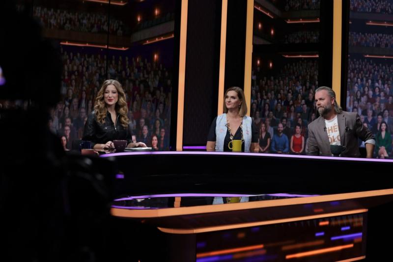 A köztévé elkészítette a saját Heti Hetes verzióját, hogy a nyugdíjas nézők is könnyedén megértsék, milyen is az a flesselős vájb.