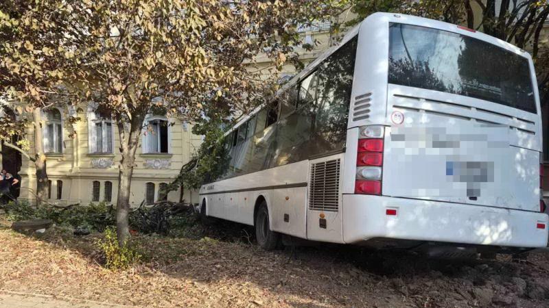 Friss fotók érkeztek a szolnoki buszbalesetről, és folyamatosan új információk látnak napvilágot.