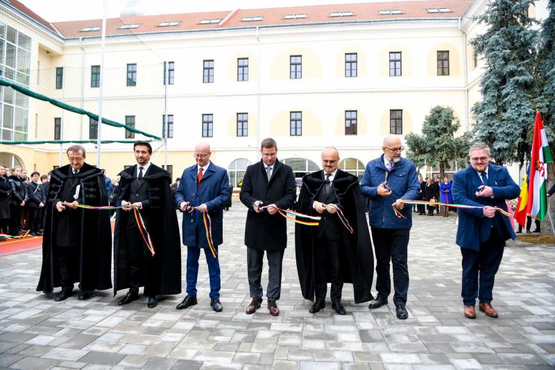 Megnyitotta kapuit a megújult Szatmárnémeti Református Gimnázium, amely immár modern környezetben várja a diákokat. Az épület felújítása során a történelmi értékek megőrzése mellett a korszerű oktatási igényeknek megfelelő átalakítások is helyet kaptak.