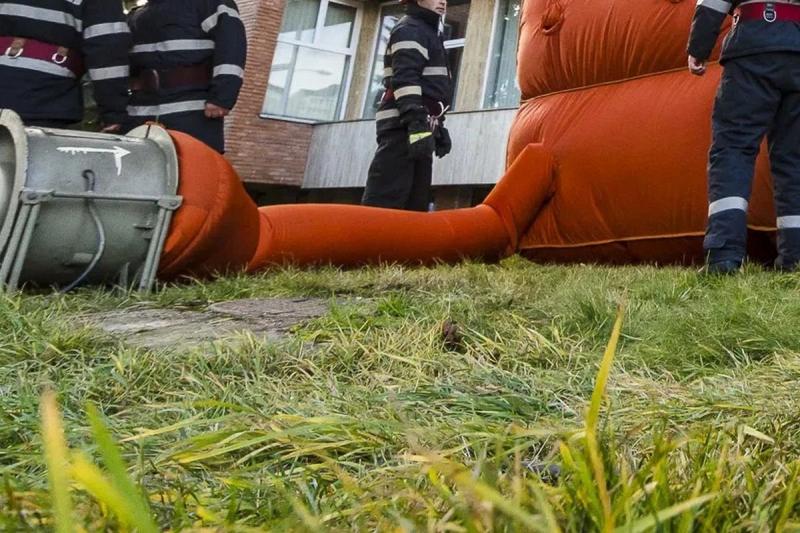 Tragikus esemény történt Râmnicu Vâlceán, ahol egy férfi életét vesztette azzal, hogy kiugrott egy tömbházból, mielőtt a tűzoltók felfújhatták volna a mentőlégpárnát. A helyszín komoly riadalmat keltett, és a mentőszolgálatok gyorsan reagáltak, de sajnos 
