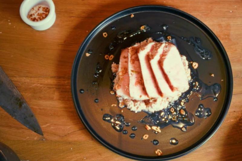 Diós-fokhagymás kenyérkrém sertéshátszínnel | Székelyhon

Képzelj el egy ízletes ételt, amely a diós és fokhagymás ízek harmóniájával kényezteti az ízlelőbimbóidat! Ez a különleges kenyérkrém nemcsak egy egyszerű pékáru, hanem egy igazi gasztronómiai élmé