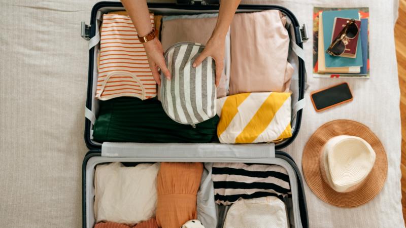 6 gyakori hiba, amiért a poggyászod túlsúlyos lehet

1. **Túlságosan bőséges ruhaválasztás**: Sokan hajlamosak arra, hogy túl sok ruhát pakolnak be, gondolván, hogy 