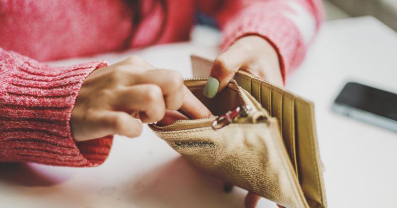 Pénzeső vár a fiatalokra, akik most lépnek be a munka világába: Romániában új bónuszrendszert vezetnek be, amely a kezdő munkavállalók pénzügyi jövőjét hivatott támogatni.