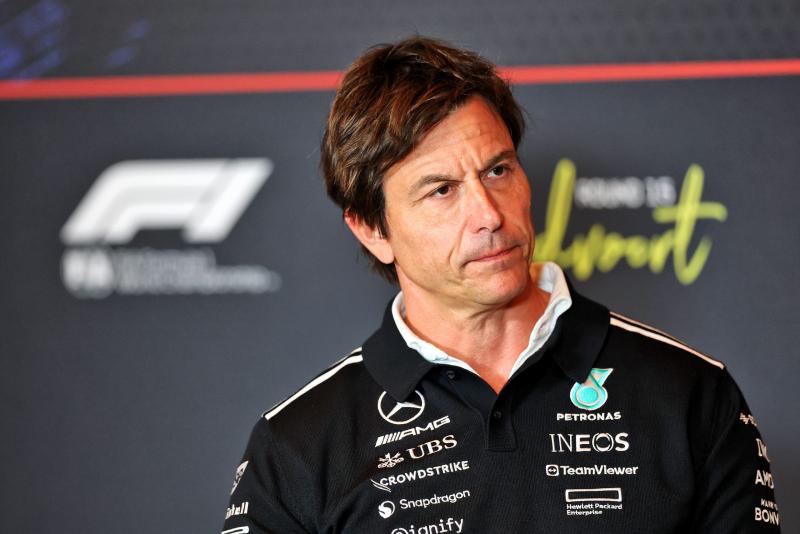 Sajtóhírek szerint Toto Wolff, a Mercedes Forma-1-es csapatának vezetője, úgy döntött, hogy eladja részvényeinek egy részét. Az M4 Sport értesülései alapján ez a lépés jelentős változásokhoz vezethet a csapat irányításában és a jövőbeni terveikben.
